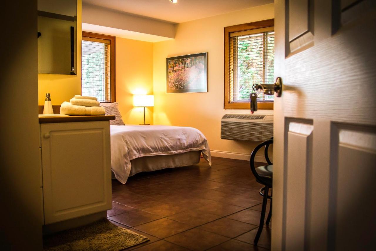All Seasons Bed & Breakfast Kelowna Exterior foto